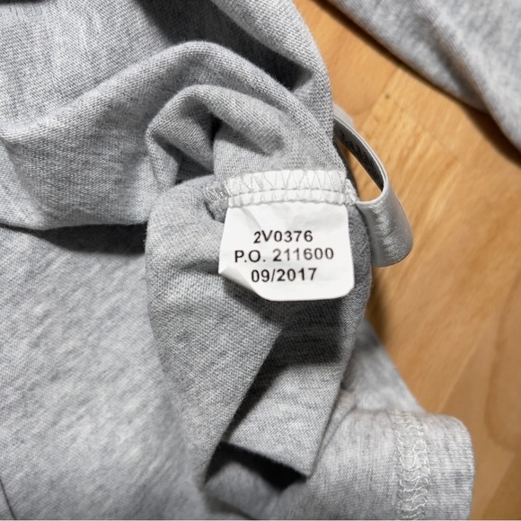 VINEYARD Vines Women’s Long Sleeve Santa Whale Pocket T-shirt in Grey Size L - Picture 12 of 12